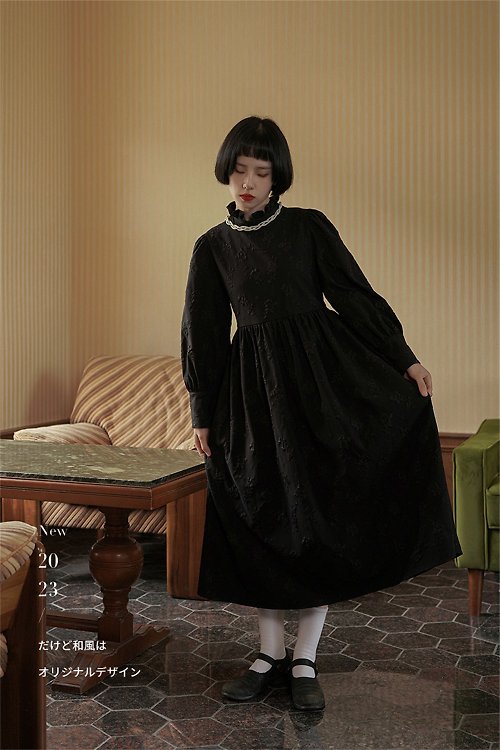 然而 RANER 黑色 木耳花邊領復古洋裝 精緻浮雕面料 法式宮廷風連身裙