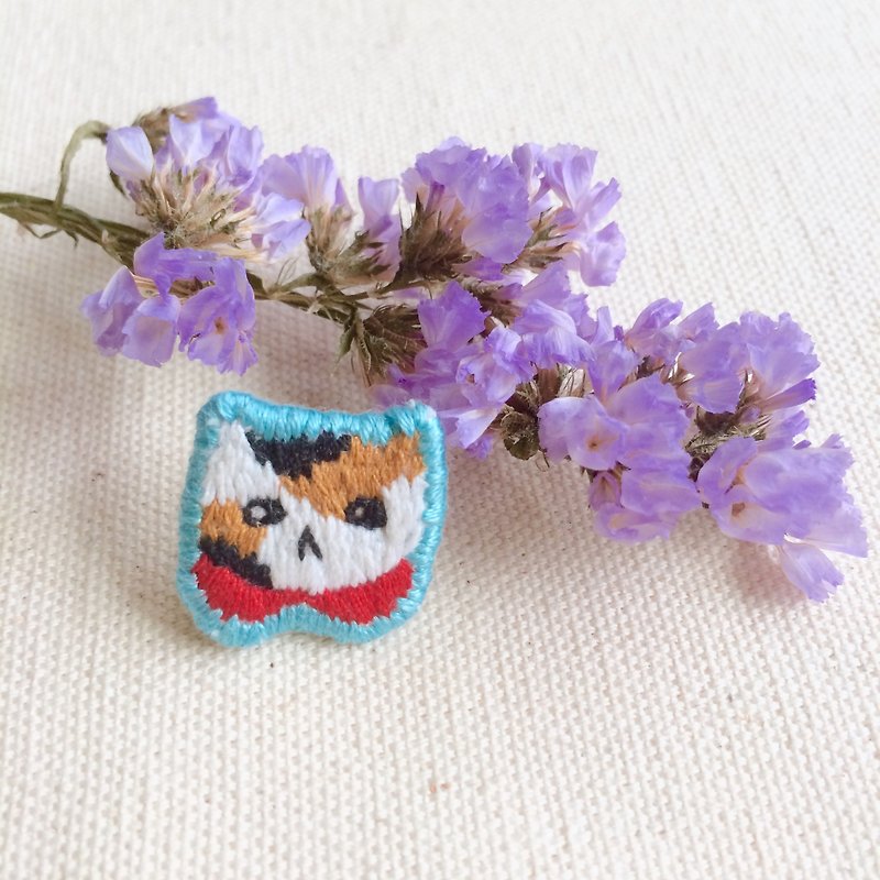 Hand embroidery * Small round neck three flower cat brooch - Brooches - Thread Blue
