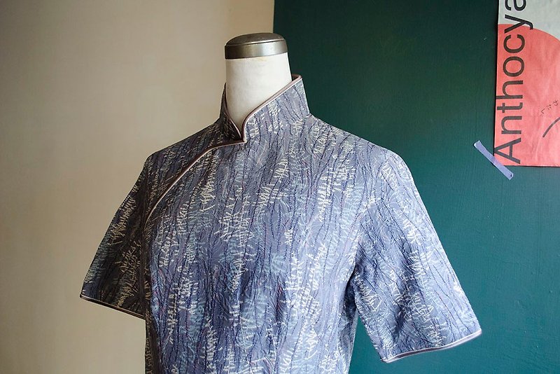淡藍紫植物珍珠光絲綢雙滾邊上海手工古董旗袍 | vintage莞洱古著 - 連身裙 - 絲．絹 