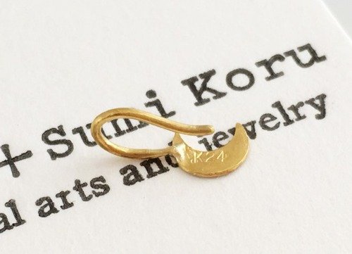 小さな三日月の純金ピアス◇K24 Pure Gold Crescent◇純金ピアス/ホック・クリップ◇片耳 - ショップ Sae+Sumi Koru  ピアス・イヤリング - Pinkoi