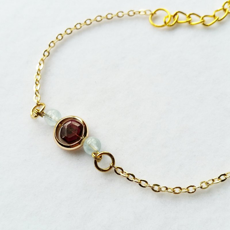 Garnet section Bianzhu, aquamarine beads gold plated bracelet - สร้อยข้อมือ - เครื่องเพชรพลอย หลากหลายสี