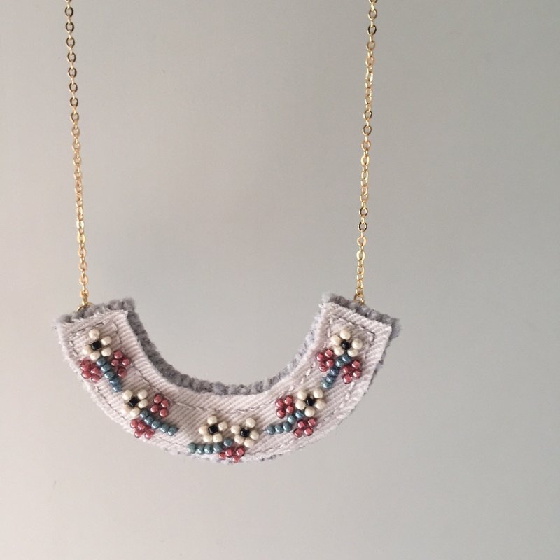 [ Bluesy Mod ] --- Beaded Embroidery necklace . 米珠刺繡小花項鍊 . 「白色小花」( BEY 3) - 項鍊 - 其他材質 