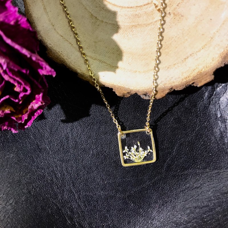 クイーン<イエロー>レースフラワーシールネックレス。 。 *平方 - チョーカー - 寄せ植え・花 ゴールド