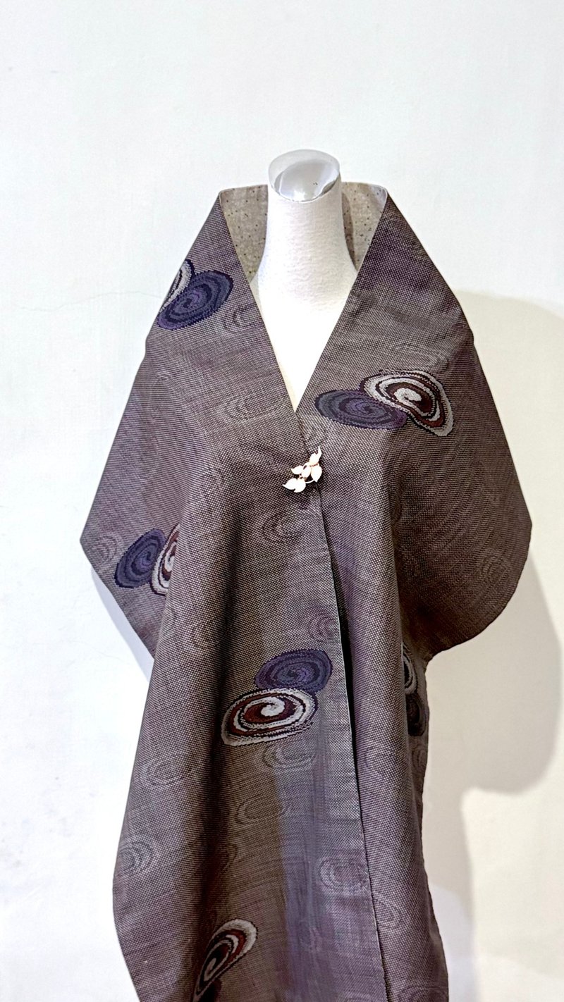 純手作日本古董咖啡灰色雲朵大島紬拼接幾何燙銀純棉圍巾 - 圍巾/披肩 - 絲．絹 咖啡色