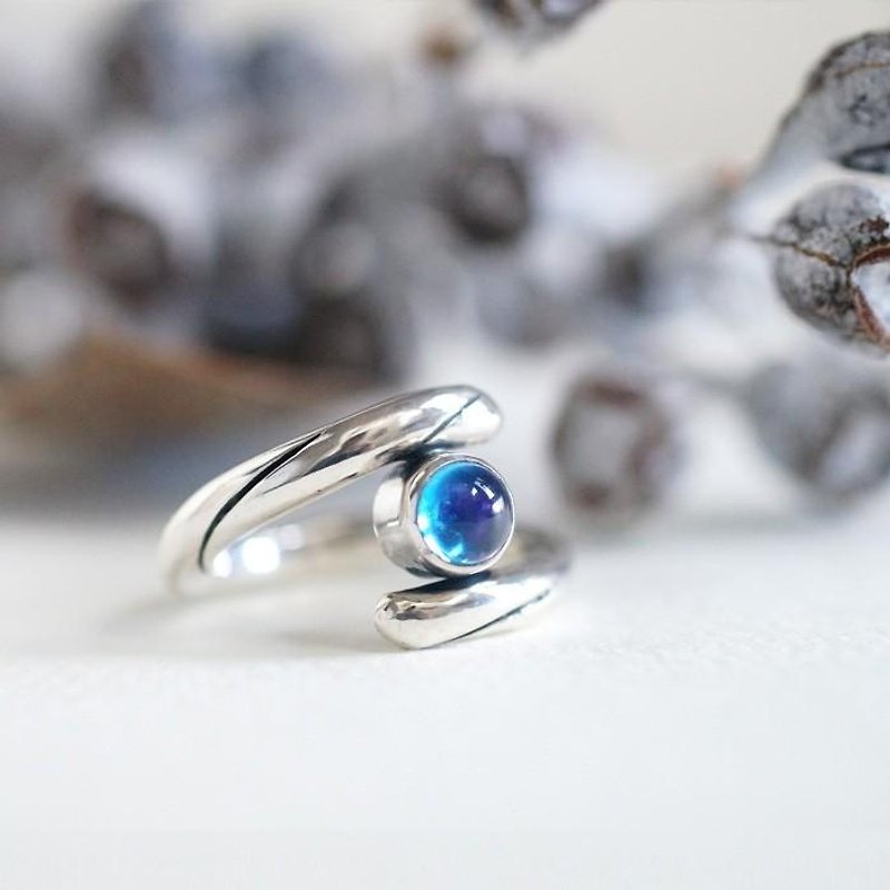 Rei Ring (Blue Topaz & Ruby) - แหวนทั่วไป - โลหะ สีน้ำเงิน