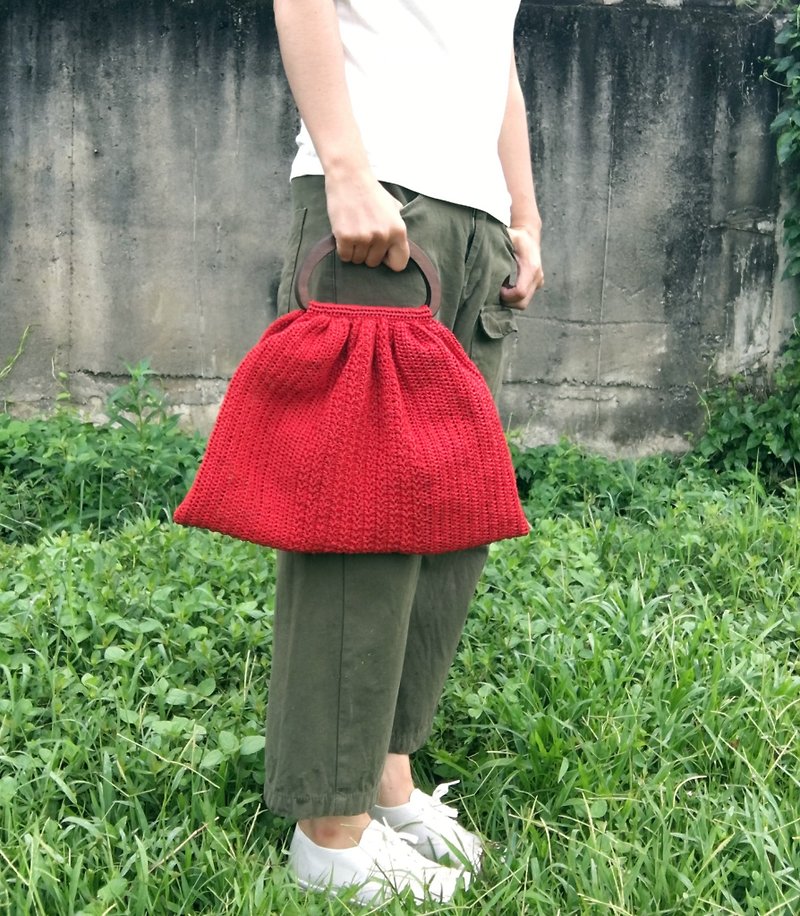 Vintage wind wooden handle woven bag - กระเป๋าถือ - วัสดุอื่นๆ สีแดง