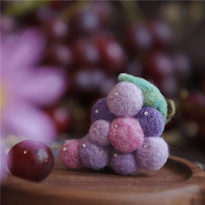 Wool felt hand-made fruit series, various purple grape hand-made brooches/pins/hairpins/magnets - เข็มกลัด - ขนแกะ สีม่วง