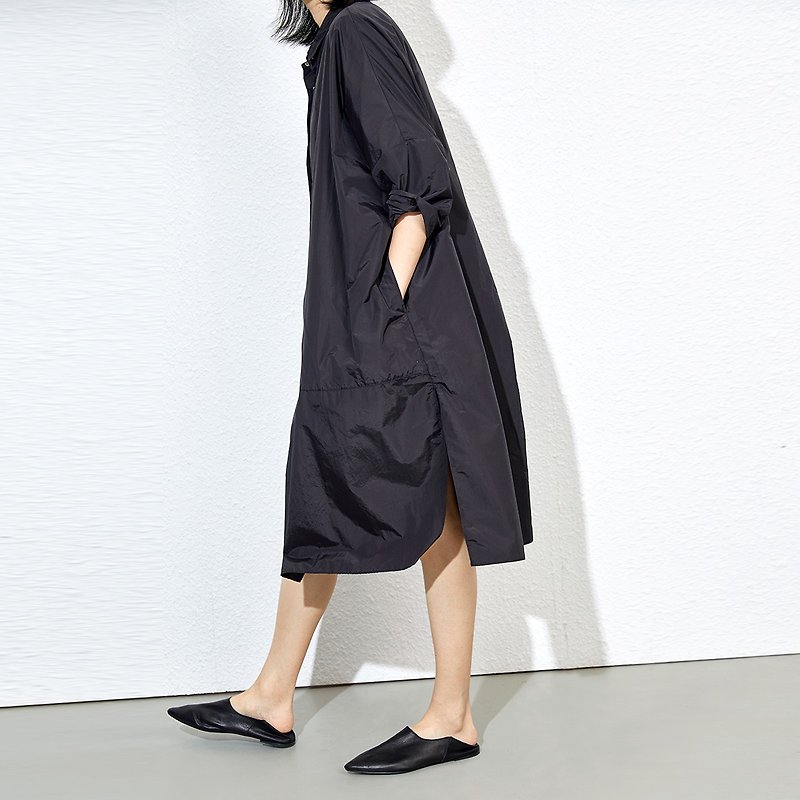 杲果GAOGUO原創設計師女裝 黑小襯衫領系扣大廓形中長風衣外套 - 西裝外套 - 聚酯纖維 黑色