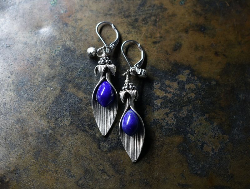 Leaf-like Karen Silver and lapis lazuli, Indian Silver bell earrings - ต่างหู - โลหะ สีเงิน