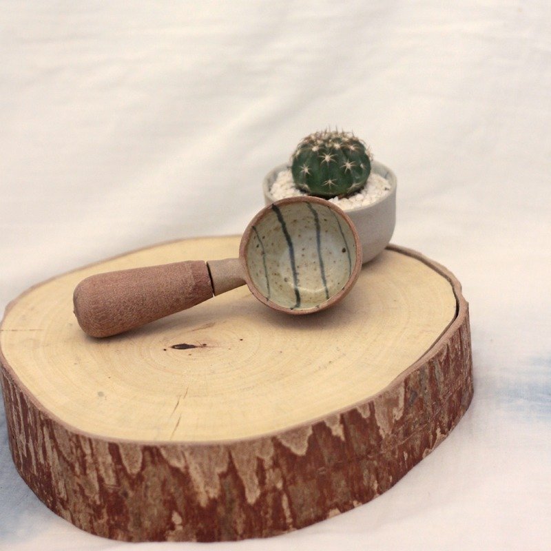 3.2.6. studio: Handmade ceramic tree bowl with wooden handle. - 花瓶/花器 - 紙 卡其色