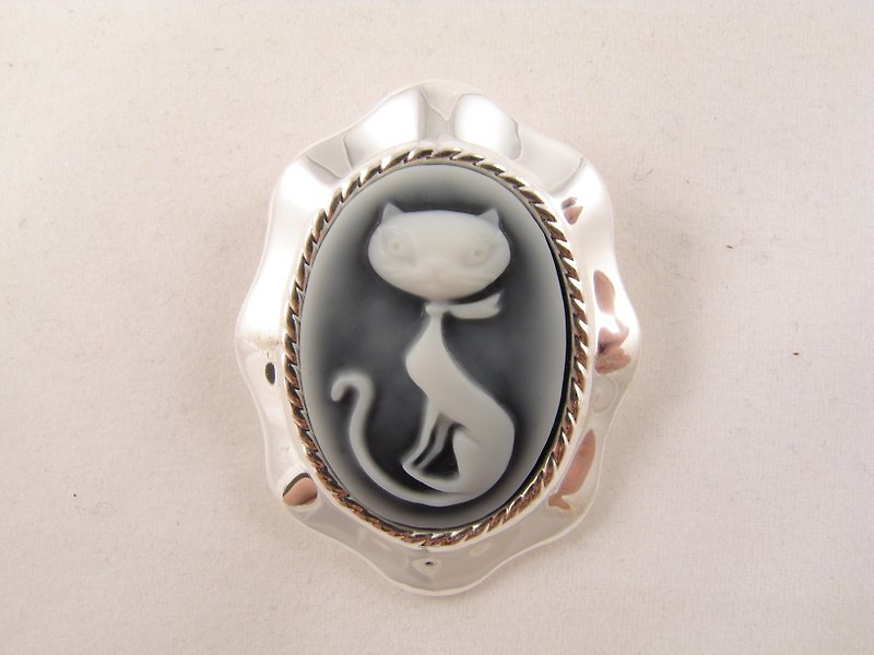 Black and White Cat Cameo Brooch Pin Kitty Kitten Oval Silver Jewelry Brooch Pin - Brooches - Other Materials Silver