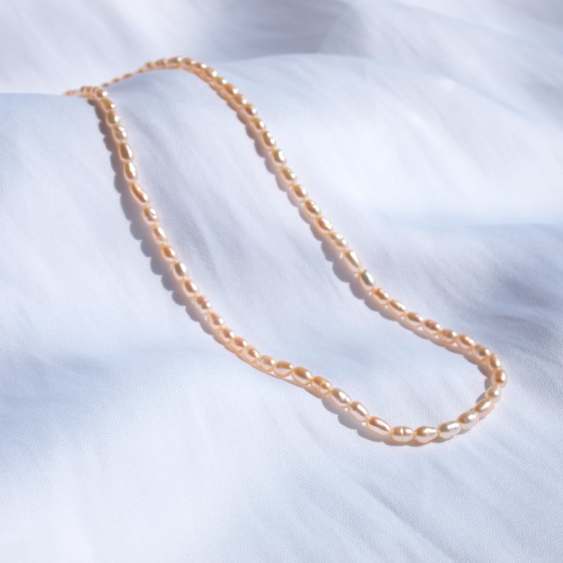 Made in Japan. A delicate small pearl necklace like a chain. Coral pink poppy pearls. 40cm-50cm. 2-way. - สร้อยคอ - ไข่มุก สึชมพู