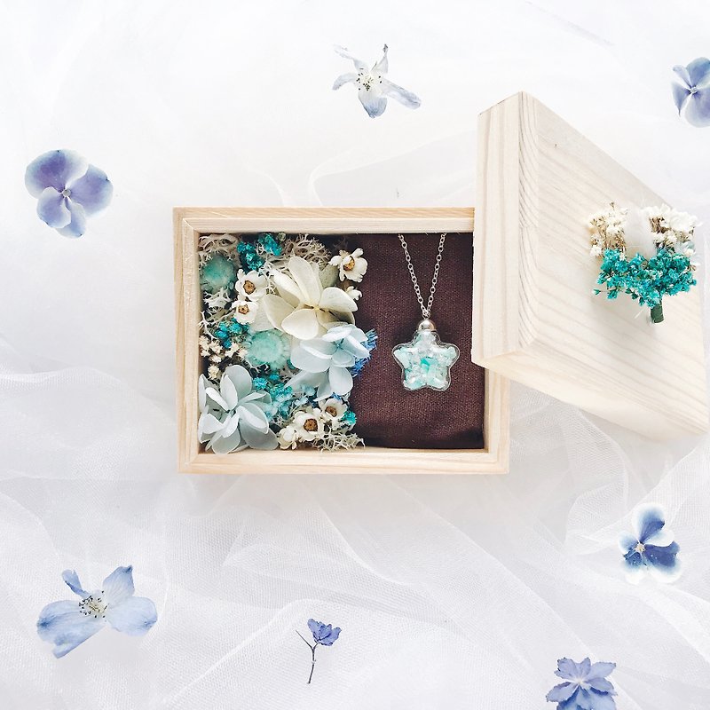 Swarovski jewel necklace / Gift Box with Dried Flower / Blue - สร้อยคอ - วัสดุกันนำ้ สีน้ำเงิน