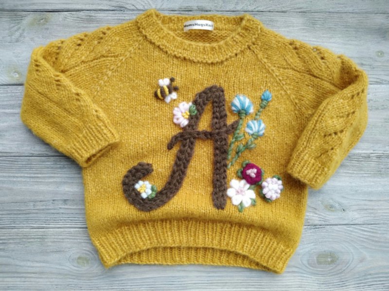 Handmade alpaca sweater with baby's name and embroidered flowers. Gift for girl. - เสื้อโค้ด - ขนแกะ 