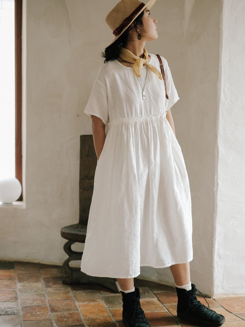 Gardenia White 3 Colors Southern French Holiday Smocked Loose Dress 100% High Density Linen Dress - ชุดเดรส - ผ้าฝ้าย/ผ้าลินิน ขาว