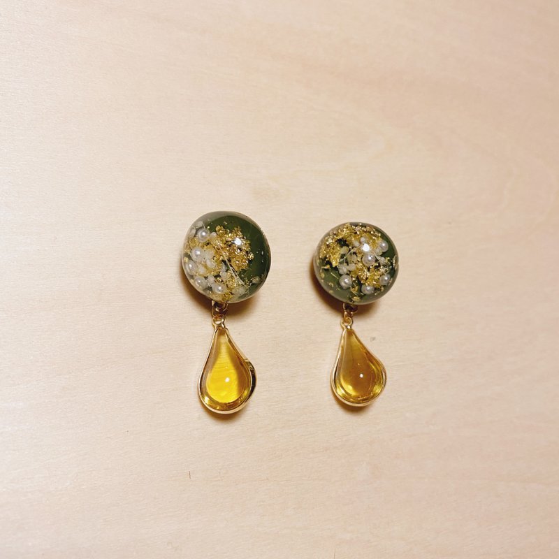 復古軍綠色珍珠金箔丸子鑲邊水滴耳環 - 耳環/耳夾/耳骨夾 - 樹脂 綠色