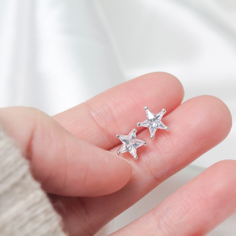 Star zircon。EARRING。SILVER JEWELRY SERIES - Earrings & Clip-ons - Sterling Silver White