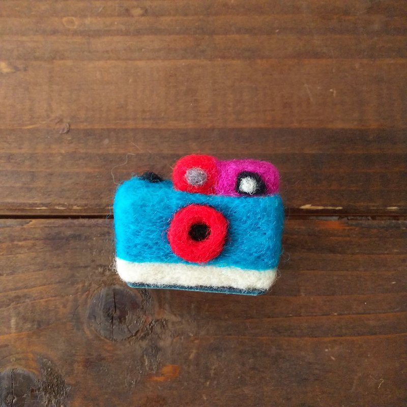 Toy camera brooch blue - Brooches - Wool Blue