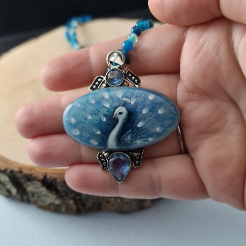 手繪飾品 White peacock on blue necklace Miniature painting on Dendritic Agate Stone opal
