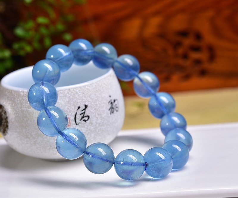 An exquisite bracelet of pure natural, ice-clear Aquamarine, featuring beads of 13.5mm. Its translucent,润泽 (rùn zé - moist and lustrous) quality ensures that anyone who wears it will radiate beauty. - สร้อยข้อมือ - คริสตัล 