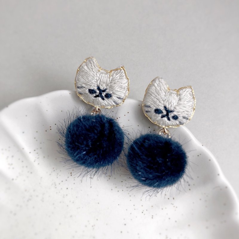 Fake fur and cat embroidery piercings navy blue - Earrings & Clip-ons - Thread Blue