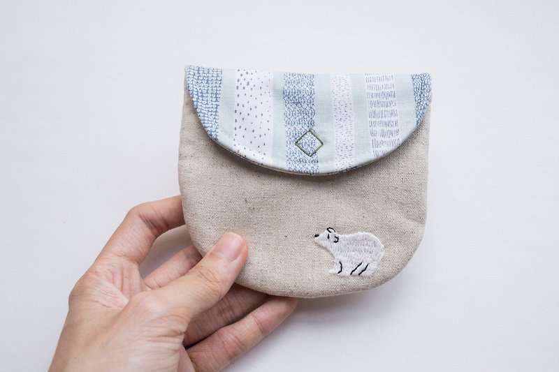 北極熊 Polar Bear Embroidered Linen Wee Pouch - กระเป๋าใส่เหรียญ - ผ้าฝ้าย/ผ้าลินิน หลากหลายสี