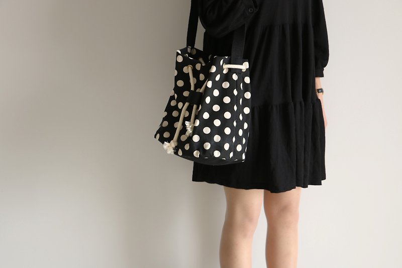 *Mingen Handiwork*Original handmade polka-dot canvas cross-body bag BB18003 - กระเป๋าแมสเซนเจอร์ - ผ้าฝ้าย/ผ้าลินิน สีดำ