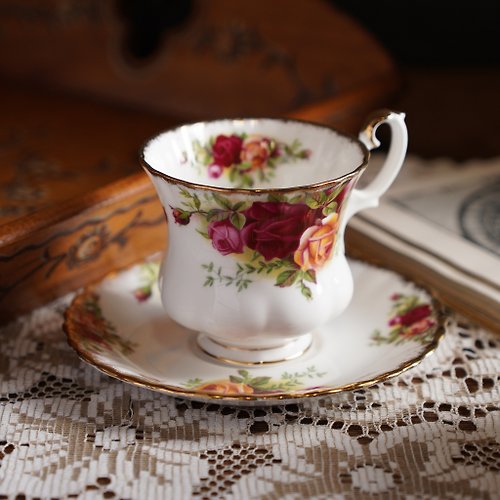 L&R 古董與珍奇老件 英國Royal Albert老鄉村玫瑰 22K金骨瓷茶杯組/老鎮玫瑰