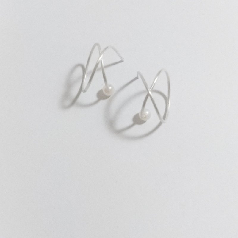 無限永恆珍珠造型-耳針 - 耳環/耳夾 - 純銀 銀色