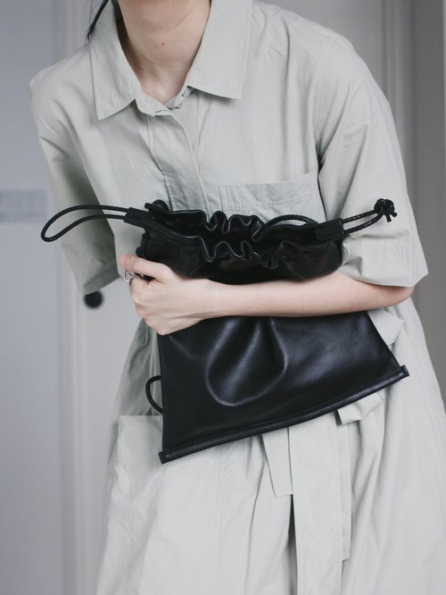 手作りの黒本革巾着袋 - ショップ MouMou Leather Craft