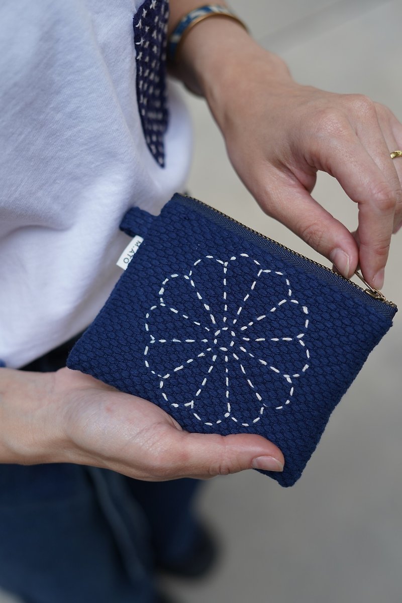 Hand embroidered chrysanthemum kendo uniform coin purse - กระเป๋าใส่เหรียญ - ผ้าฝ้าย/ผ้าลินิน 