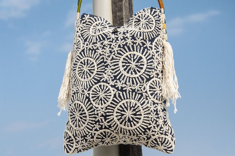 Hand-sewn pure cotton side bag/embroidered cross-body bag/embroidered shoulder bag/indigo hand-sewn indigo dye bag-flowers - กระเป๋าแมสเซนเจอร์ - ผ้าฝ้าย/ผ้าลินิน สีน้ำเงิน