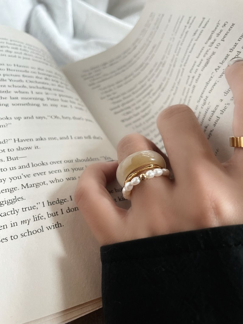 Natural Hetian Jade Grass Flower Ring Hong Kong Code 15 see autumn S30 - แหวนทั่วไป - หยก สีทอง