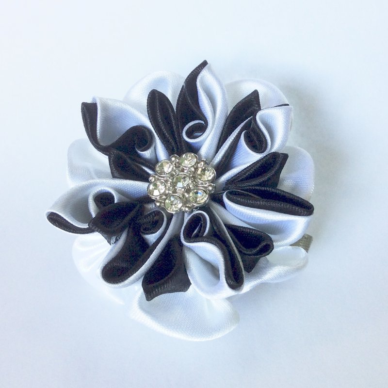 Tsumami Kanzashi black and white ribbon flower French Barrette Hair Clip - เครื่องประดับผม - ผ้าไหม สีดำ