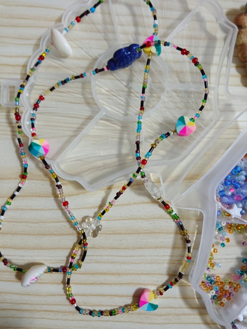 Beaded necklaces are shipped randomly - สร้อยข้อมือ - พลาสติก หลากหลายสี