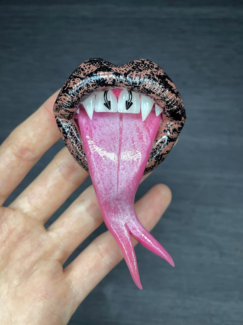 Phone grip. Snake lips with fangs. - Other - Clay 