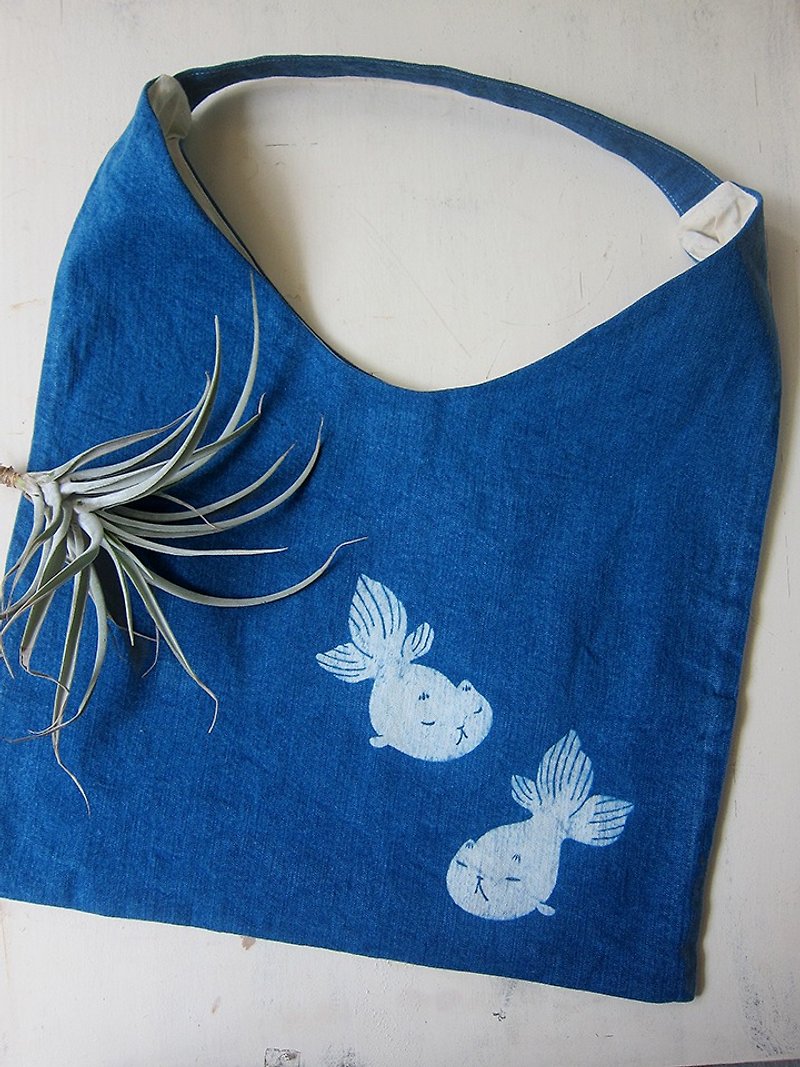 Herbal dyed Goldfish cat shoulder bag - กระเป๋าแมสเซนเจอร์ - ผ้าฝ้าย/ผ้าลินิน สีน้ำเงิน