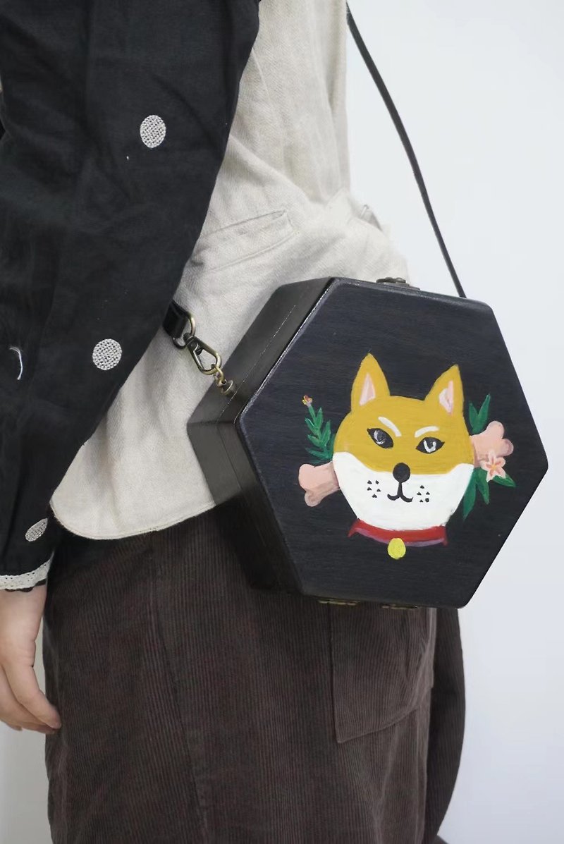 Orphan special offer Yuansen hand-painted Japanese Shiba Inu wooden bag - กระเป๋าแมสเซนเจอร์ - ไม้ สีดำ