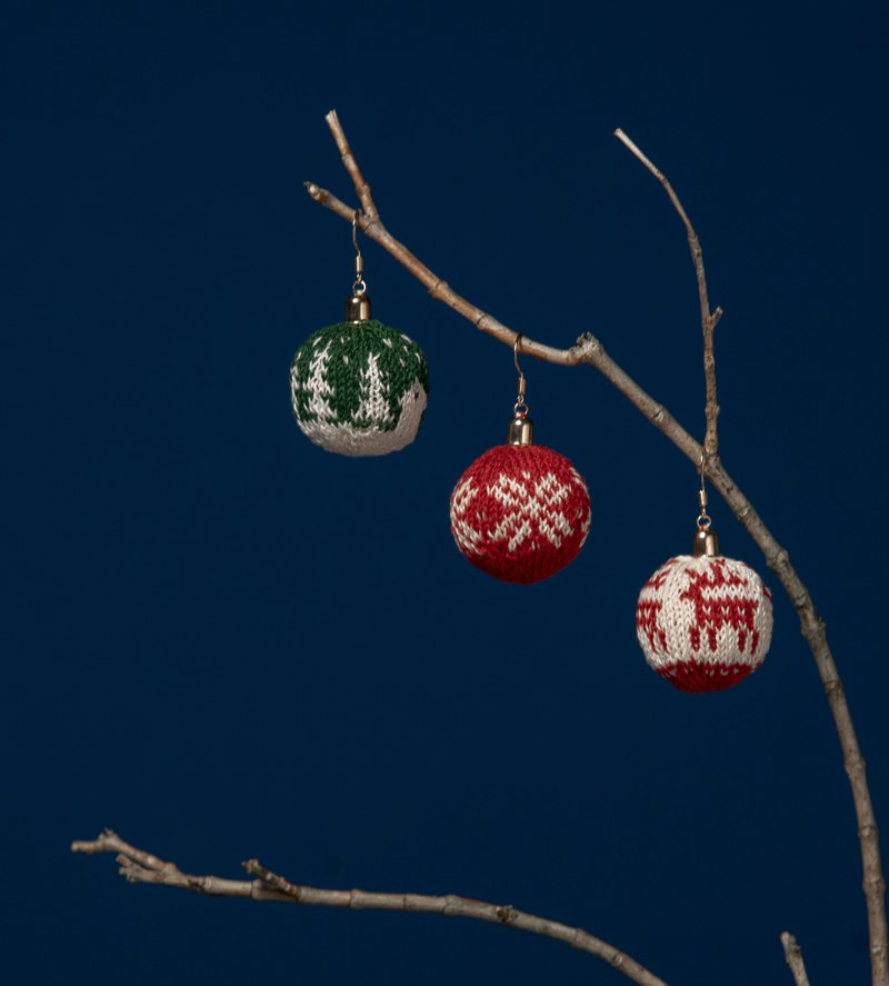 Holiday Picknit | Knit Christmas Ball Earrings (a Pair) - ต่างหู - ขนแกะ สีแดง