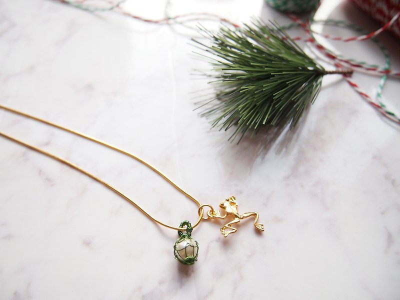 French hand-woven Bronze wire with green faux pearl small gold frog pendant necklace sub-P042 - สร้อยคอ - โลหะ สีเขียว