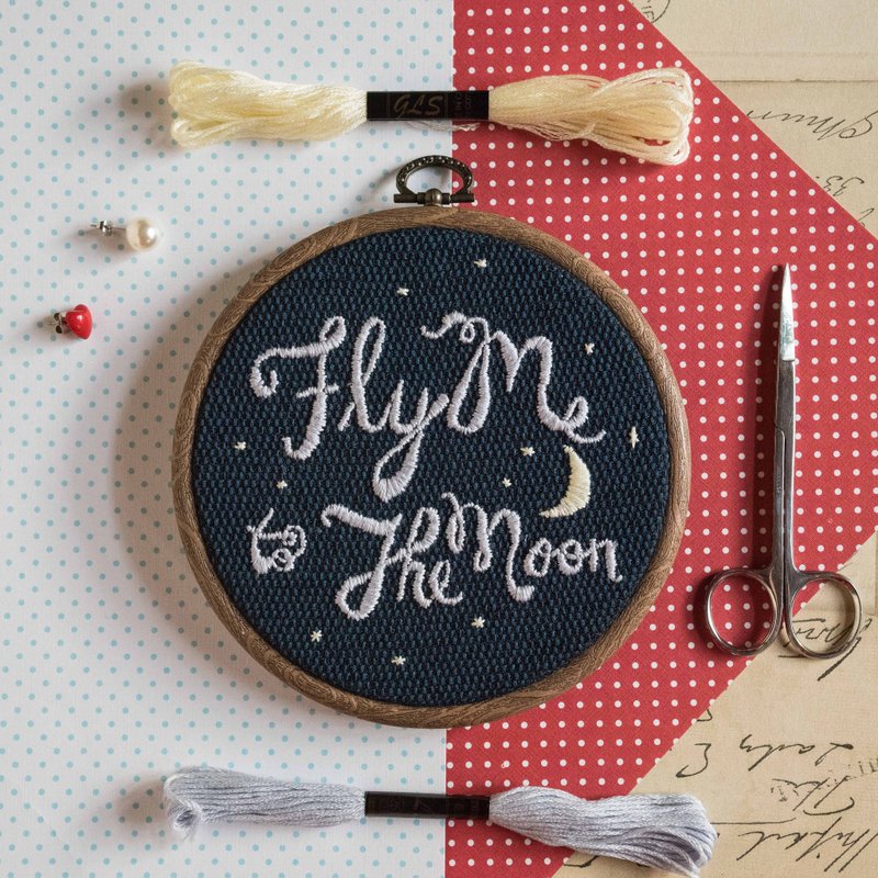 【刺繡文字】手作刺繡框　Fly Me to The Moon - 擺飾/家飾品 - 棉．麻 藍色