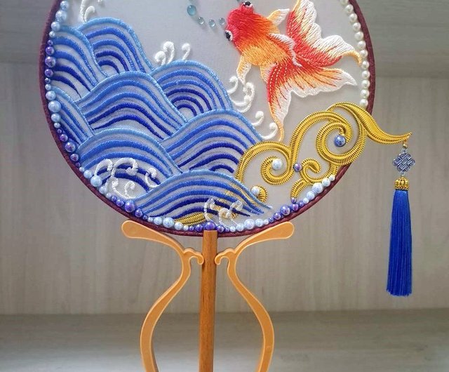 日本の浮世絵風～【波金魚】模造刺繍御殿扇子～両面対称