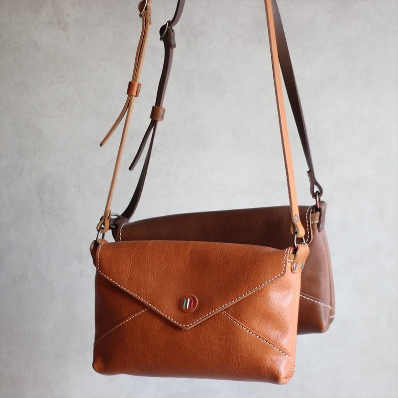 Horizontal shoulder bag / Envelope motif / Name available / Unisex / Made in Japan / jb-19 [Customizable gift] - กระเป๋าแมสเซนเจอร์ - หนังแท้ สีส้ม