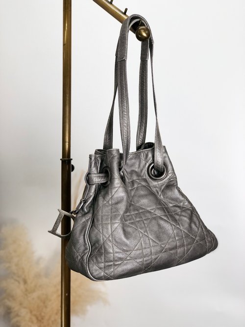 solo-vintage 【 日本直送 名牌中古包 】Christian Dior クリスチャン ディオール カナージュ ショルダーバッグ グレー チャーム レザー 巾著 5auuyc