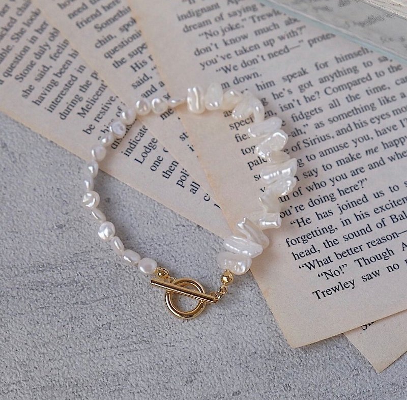 A pearl bracelet - สร้อยข้อมือ - ไข่มุก ขาว
