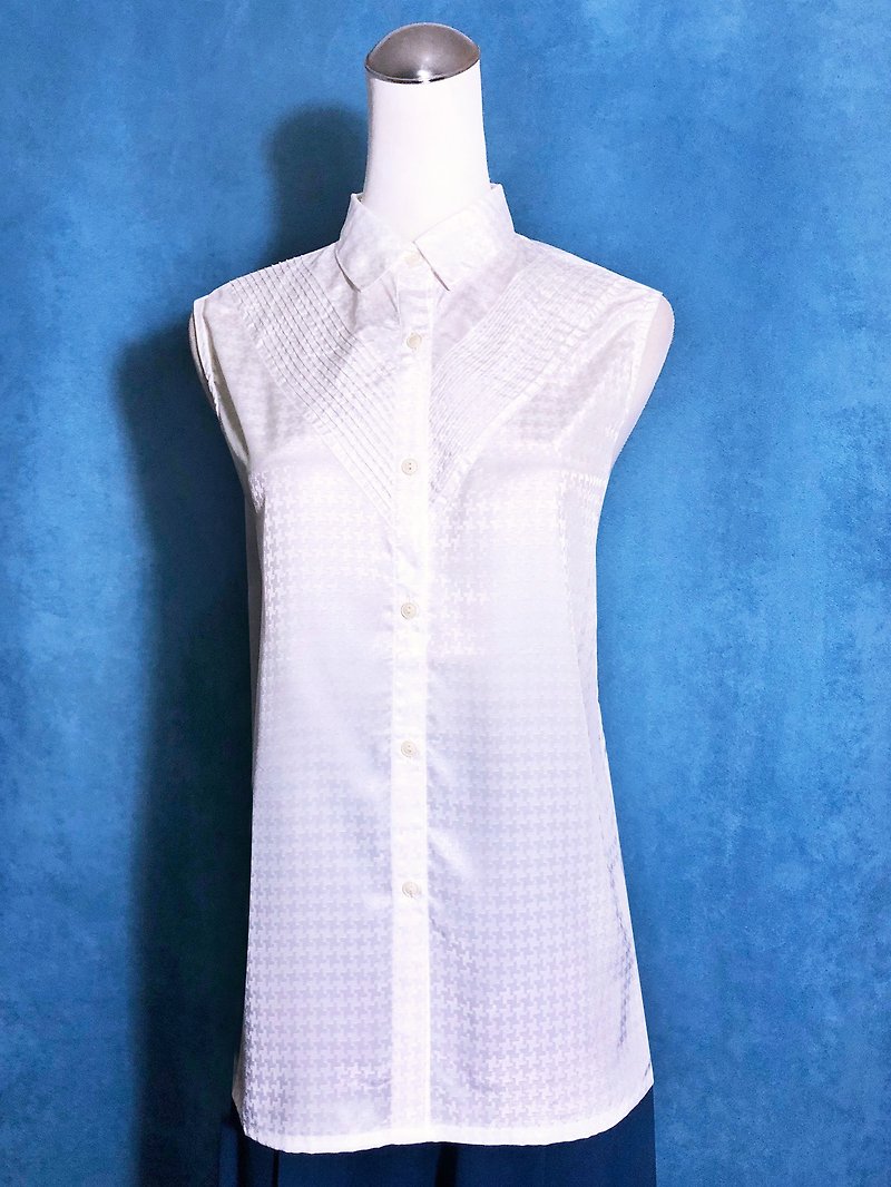 織り目加工のノースリーブのビンテージシャツ/ VINTAGEを海外に持ち帰った - シャツ・ブラウス - ポリエステル ホワイト