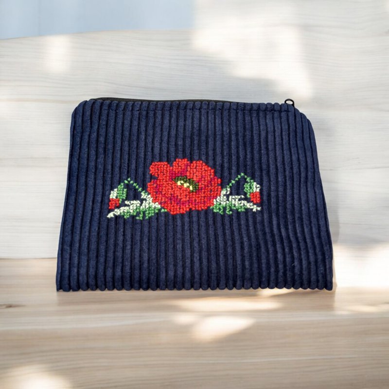 Blue corduroy cosmetic bag with handmade poppy embroidery - กระเป๋าเครื่องสำอาง - วัสดุอื่นๆ สีน้ำเงิน