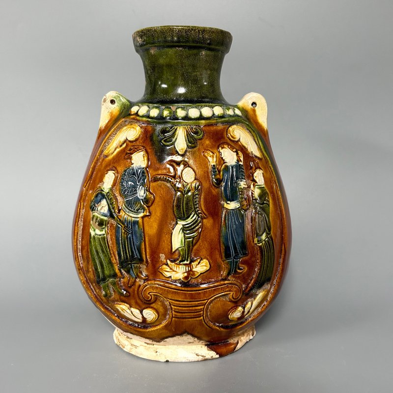 Tang Dynasty Tri-Colored Hu Tengwu Flask - ของวางตกแต่ง - ดินเผา สีกากี