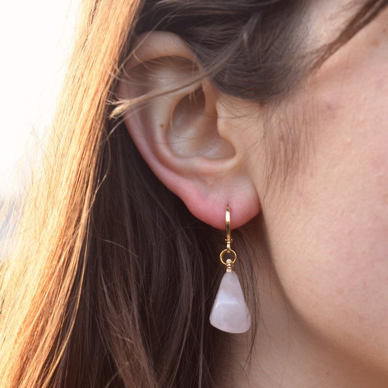 Rose Quartz Gemstone Huggie Earrings | by Ifemi Jewels - ต่างหู - วัสดุอื่นๆ สีทอง