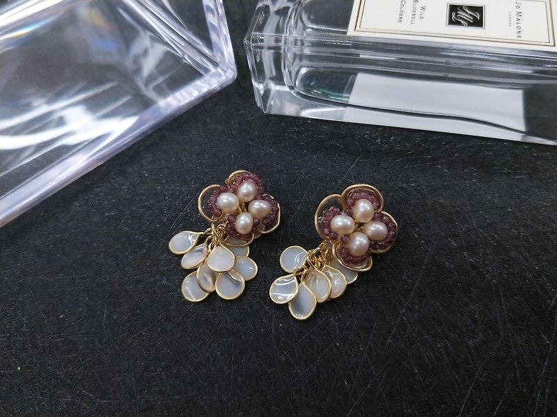 earring. Flower wedding series. Woven flower ball pearl red garnet hand dyed resin ear clip ear clip earrings - ต่างหู - เรซิน ขาว